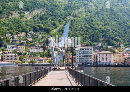 Como, Italien - 27. Mai 2016: Life Electric ist eine zeitgenössische Skulptur, die dem Physiker Alessandro Volta (1745-1827) gewidmet ist. Es wurde von Dan entworfen Stockfoto