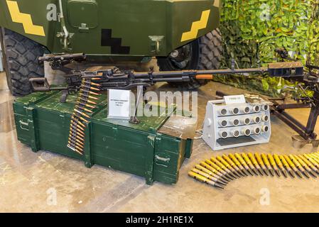 Kiew, Ukraine - 11. Oktober 2017: Waffe des Krieges in der Ukraine. Schweres Maschinengewehr während der Ausstellung. Stockfoto