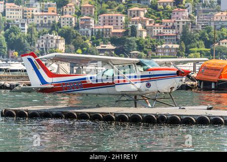 Como, Italien - 27. Mai 2016: Ein Wasserflugzeug Cessna 172N Skyhawk 100 II, das am Wasserflugplatz des Comer Sees in Como City, Italien, andockt. Stockfoto