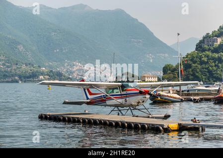 Como, Italien - 27. Mai 2016: Ein Wasserflugzeug Cessna 172N Skyhawk 100 II, das am Wasserflugplatz des Comer Sees in Como City, Italien, andockt. Stockfoto