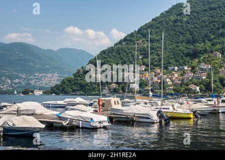 Como, Italien - 27. Mai 2016: Yachten und Häuser am Comer See in der Stadt Como, Italien. Stockfoto