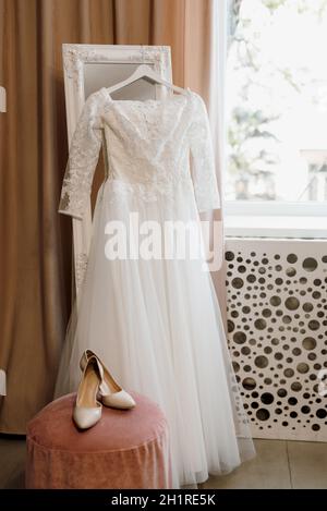 Perfekte weiße Hochzeitskleid am Hochzeitstag Stockfoto