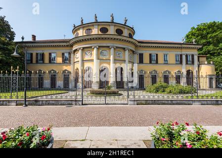 Como, Italien - 27. Mai 2016: Blick auf die Villa Rotonda Saporiti am Seeufer der Stadt Como, Italien. Stockfoto