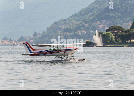 Como, Italien - 27. Mai 2016: Ein Wasserflugzeug des Aero Club Como rollt auf dem Comer See in Como City, Italien. Stockfoto