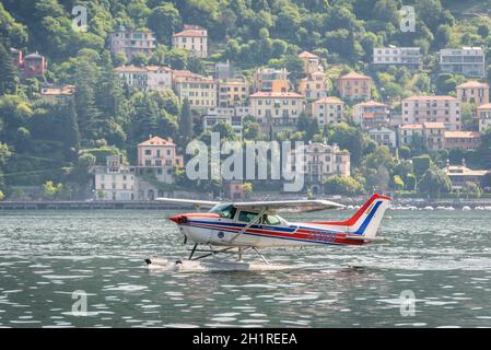 Como, Italien - 27. Mai 2016: Ein Wasserflugzeug des Aero Club Como rollt auf dem Comer See in Como City, Italien. Stockfoto