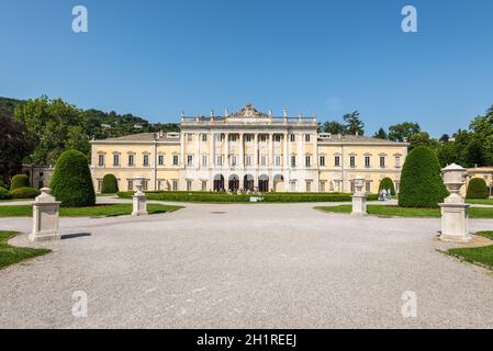 Como, Italien - 27. Mai 2016: Blick auf die Villa Olmo am Seeufer der Stadt Como, Italien. Stockfoto