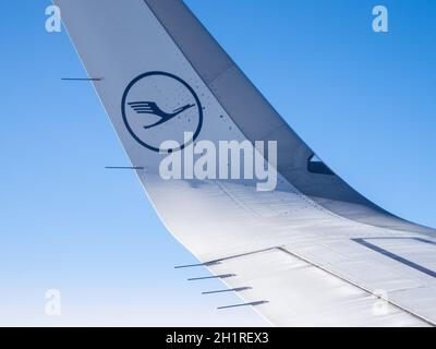 Linkes Winglet eines Airbus A320-200 von Lufthansa German Airlines auf Flug Nr. LH900 von Frankfurt nach London gegen einen blauen Himmel Stockfoto