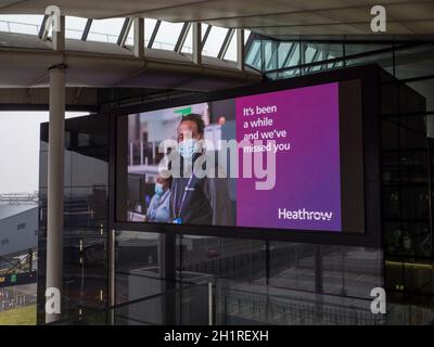 Corona-Anzeige am Flughafen London Heathrow – Es ist schon eine Weile her und wir haben Sie vermisst Stockfoto