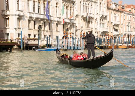 Venedig, Italien - 30. März 2014: der Gondoliere schwimmt auf einer Gondel mit Touristen Stockfoto