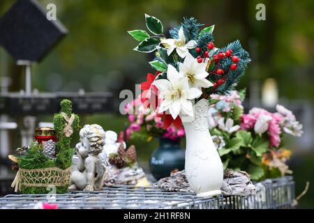 Verkauf von Blumen-Büketts für Gräber auf dem Wiener Zentralfriedhof; Österreich; Europa - Verkauf von Blumensträußen für Gräber an der Wiener Zentralkommission Stockfoto