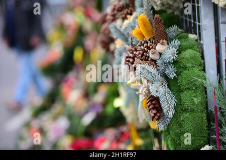 Verkauf von Blumen-Büketts für Gräber auf dem Wiener Zentralfriedhof; Österreich; Europa - Verkauf von Blumensträußen für Gräber an der Wiener Zentralkommission Stockfoto