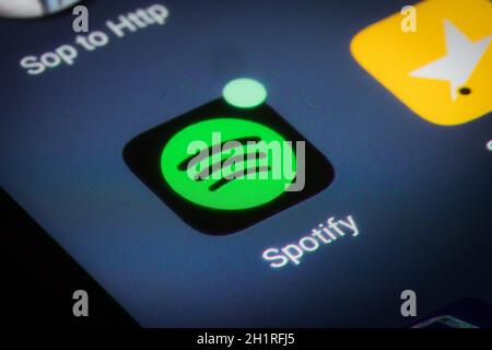 Bukarest, Rumänien - 13. Dezember 2020: Illustrative redaktionelle Nahaufnahme der Spotify Mobile App auf einem Smartphone-Bildschirm. Stockfoto