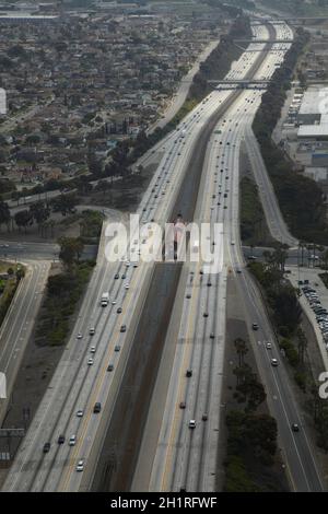 Luftaufnahme der Interstate 105 oder I-105, alias Glenn Anderson Freeway und Century Freeway, Holly Park, Los Angeles, Kalifornien, USA. Stockfoto