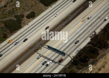 Luftaufnahme der Interstate 105 oder I-105, alias Glenn Anderson Freeway und Century Freeway, Holly Park, Los Angeles, Kalifornien, USA. Stockfoto