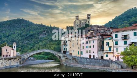 DOLCEACQUA, ITALIEN - CA. AUGUST 2020: Dolceacqua Panorama mit der antiken römischen Brücke aus Steinen und der Burg Stockfoto