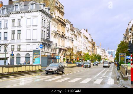 BRÜSSEL, BELGIEN - 06. OKTOBER 2019: Verkehr auf einer Straße in der Altstadt von Brüssel nach dem Regen Stockfoto