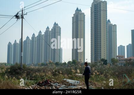 Ein älterer Dorfbewohner geht vor die Evergrande-Wohnimmobilien im Bezirk Wuqing, Tianjin, China. 19-Okt-2021 Stockfoto