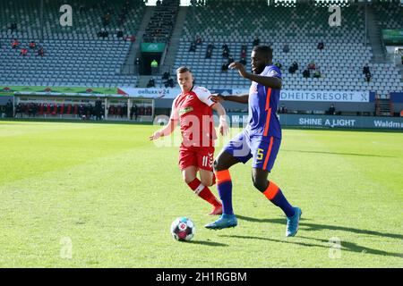 v. li. Im Zweikampf Ermedin Demirovic (SC Freiburg) gegen Upamecano Dayot, 1. FBL: 20-21: 24. Spt. SC Freiburg - RB Leipzig DFL-VORSCHRIFTEN VERBIETEN Stockfoto