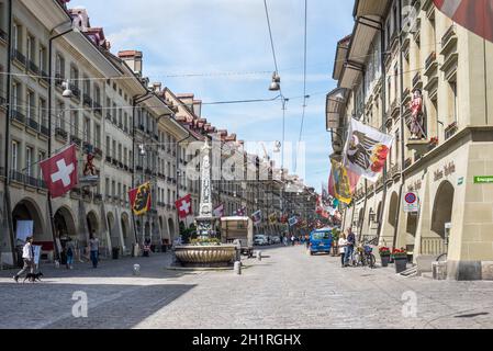 Bern, Schweiz - 26. Mai 2016: Street View auf Kramgasse mit Brunnen in der Altstadt von Bern Stadt. Es ist eine beliebte Einkaufsstraße und mittelalterlichen ci Stockfoto