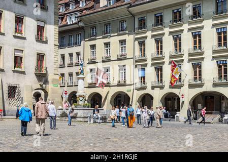 Bern, Schweiz - 26. Mai 2016: Menschen auf münsterplatz Platz in der Altstadt von Bern, Schweiz. Dekorative Moses Brunnen können an gesehen werden. Stockfoto