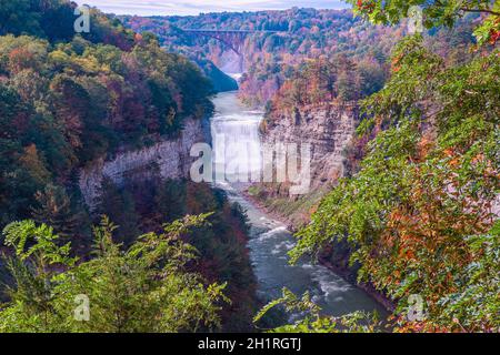 Blick auf den mittleren und oberen Wasserfall vom Inspiration Point im Herbst. Genesee River. Letchworth State Park. New York. USA Stockfoto