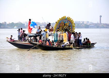 Kalkutta, Indien. Oktober 2021. Durga Idol Immersion auf dem Fluss von Bengali Gemeinschaft nach 4 Tage lang Durga Puja Festival. Stockfoto