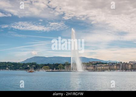 Genf, Schweiz - 25. Mai 2016: Panoramablick auf die Skyline von Genf mit dem berühmten Jet d'Eau-Brunnen am Genfer See, Schweiz. Stockfoto
