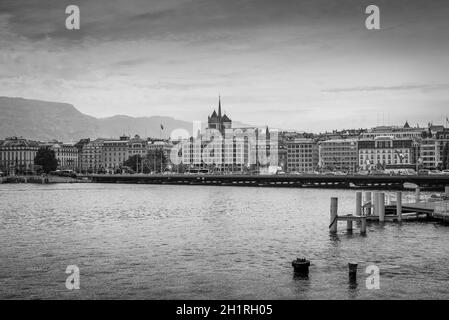 Genf, Schweiz - 25. Mai 2016: Panoramablick auf das historische Stadtzentrum von Genf mit der Mont-Blanc-Brücke am Genfer See, Schweiz. Schwarz und Stockfoto