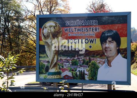 Hinweis am Ortseingang von Schönau im Wiesental auf Weltmeister Trainer Joachim Jogi Löw Stockfoto