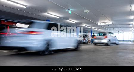 Parkplätze in der Tiefgarage. Autos in der Garage, ohne Leute geparkt. Viele Autos in der Garage. Tiefgarage mit Autos (Farbe getonte Bild) Stockfoto