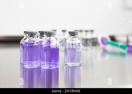 Flaschen mit Flüssigkeiten in einem Labor - Fabrik und Produktion Labor Pharmaindustrie (Farbe getönt Bild; flachen DOF) Stockfoto