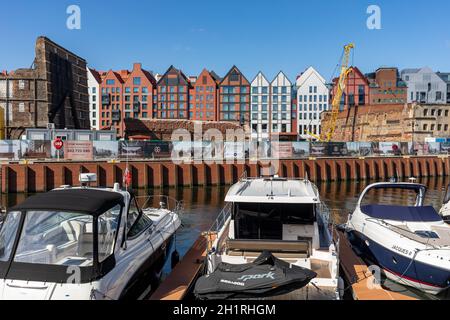 Danzig, Polen - 9. September 2020: Motorboote und Segelboote in der Marina in Danzig. Polen Stockfoto