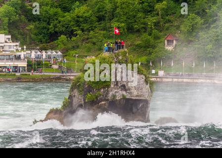 Neuhausen am Rheinfall, Schweiz - 24. Mai 2016: Touristen auf einem Felsen über dem Rheinfall in Neuhausen am Rheinfall, Schaffhausen, Schweiz. Die Stockfoto