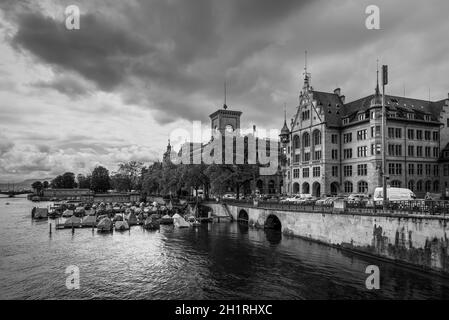 Zürich, Schweiz - 24. Mai 2016: Architektur von Zürich in trüben Regenwetter, die größte Stadt der Schweiz und die Hauptstadt des Kantons Stockfoto