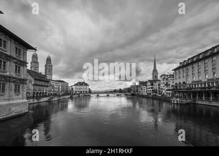 Zürich, Schweiz - 24. Mai 2016: Architektur von Zürich bei bedecktem Wetter, Schweiz. Limmat im Vordergrund. Schwarze und weiße Pho Stockfoto