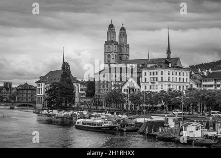 Zürich, Schweiz - 24. Mai 2016: Blick auf das historische Stadtzentrum von Zürich mit Grossmünster Kirche und Limmat an einem bewölkten Tag, Zürich, Schweiz Stockfoto