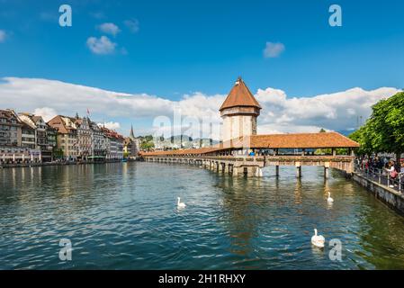 Luzern, Schweiz - 24. Mai 2016: Kapellbrucke oder Kapellbrücke, alten Holzsteg legt über die Reuss in der Innenstadt von Luzern, Switzerl Stockfoto