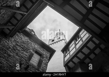 Halsenbach, Deutschland - 23. Mai 2016: Teil der Marksburg. Es ist eine der wichtigsten Stätten des UNESCO-Welterbes Mittelrheintal. Schwarz und w Stockfoto