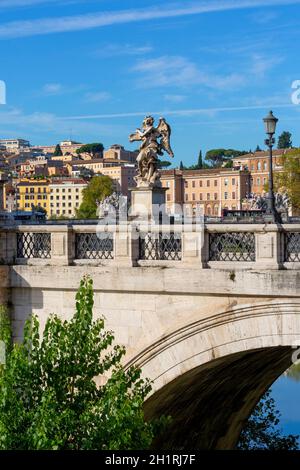 Rom, Italien - 9. Oktober 2020: Die Elibrücke (Ponte Sant'Angelo) über den Tiber, die im 2. Jahrhundert vom römischen Kaiser Hadrian fertiggestellt wurde. IT lea Stockfoto