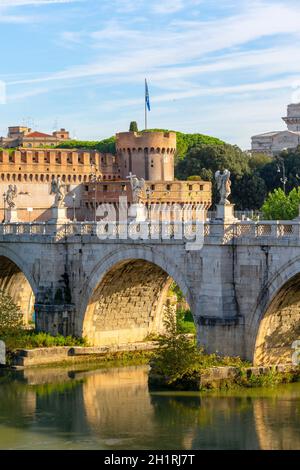 Rom, Italien - 9. Oktober 2020: Die Elibrücke (Ponte Sant'Angelo) über den Tiber, die im 2. Jahrhundert vom römischen Kaiser Hadrian fertiggestellt wurde. IT lea Stockfoto