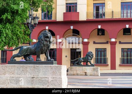 Außenansicht des Restaurants El Paseo und der Skulpturen der Löwen des Paseo del Prado, ein Ort, der von Touristen besucht wird Stockfoto