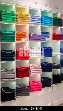 MAILAND, ITALIEN - CA. AUGUST 2020: Poloshirt Shop interior. Modegeschäft in Mailand. Stockfoto