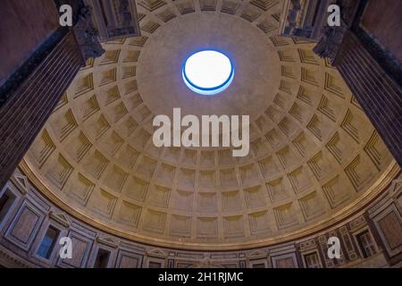 ROM, ITALIEN - CA. AUGUST 2020: Innenansicht des Pantheon-Tempels. Detail der Kuppel. Stockfoto