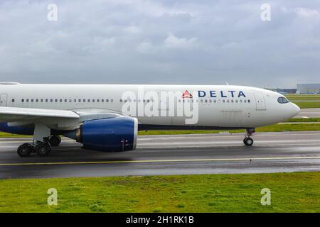 Amsterdam, Niederlande - 21. Mai 2021: Delta Air Lines Airbus A330-900neo am Flughafen Amsterdam Schiphol (AMS) in den Niederlanden. Stockfoto