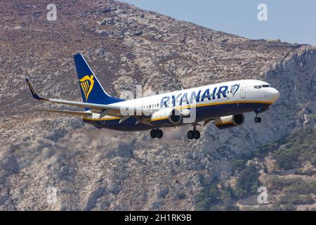 Santorini, Griechenland - 4. August 2021: Ryanair Boeing 737-800 Flugzeug auf dem Flughafen Santorini (JTR) in Griechenland. Stockfoto