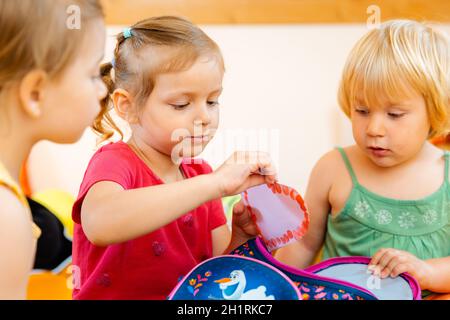 Spielgruppe im Kindergarten mit Spielzeug spielen Stockfoto
