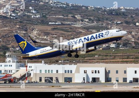 Santorini, Griechenland - 4. August 2021: Ryanair Boeing 737-800 Flugzeug auf dem Flughafen Santorini (JTR) in Griechenland. Stockfoto