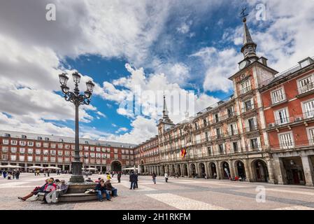 Madrid, Spanien - 22. Mai 2014: Menschen auf der Plaza Mayor, dem zentralen Platz in Madrid, Spanien. Architektur und Sehenswürdigkeiten von Madrid. Stockfoto