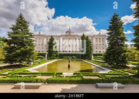 Madrid, Spanien - 22. Mai 2014: Sabatini Gärten (Jardines De Sabatini) und den Königspalast (Palacio Real) in Madrid, Spanien. Stockfoto