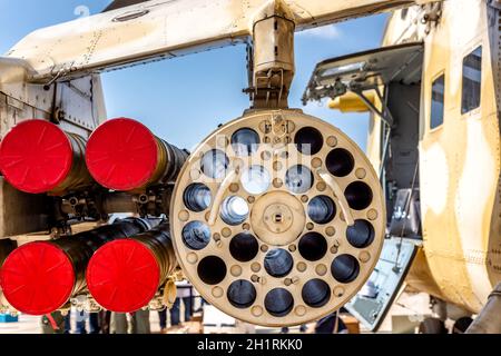 Raketenwerfer eines Militärhubschraubers Stockfoto